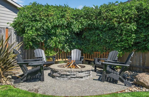 Newberg House | Wine Country Retreat with Fire Pit, EV Charger & Family Amenities