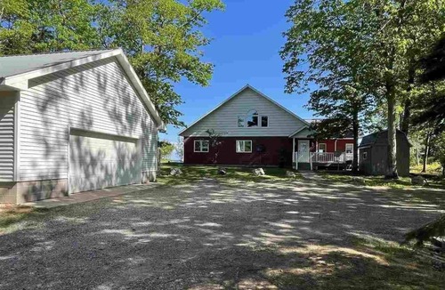 Big Bay House | Winter Escape on Big Bay, Lake Superior - 40 minutes to Marquette