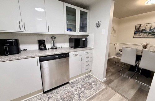 South Hills House | Wonderful stylish 2 King bed 1.5 bath home