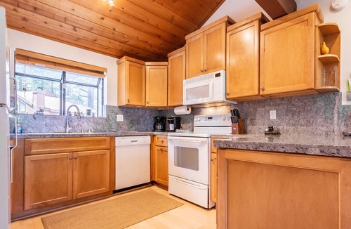 Mammoth Lakes Condo | Woodlands #3: 2BR/Loft/2BA Sleeps 8 Beautiful Mountain Retreat, Winter & Summer