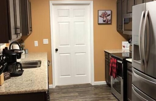 Sevierville Cabin | WOW 🤩 3BR Cabin just 2 miles to Dollywood + Arcades!