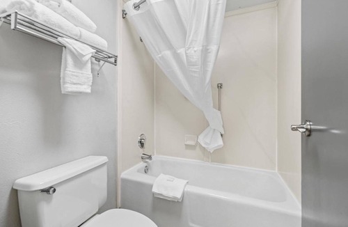 Orchard District Hotel | Your Home Away From Home! 3 Convenient Units! Near Bend Municipal Airport!