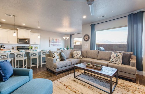 Hurricane House | Zion Village Resort 2102| Community Pool, Ping Pong table, and near Zion National Park