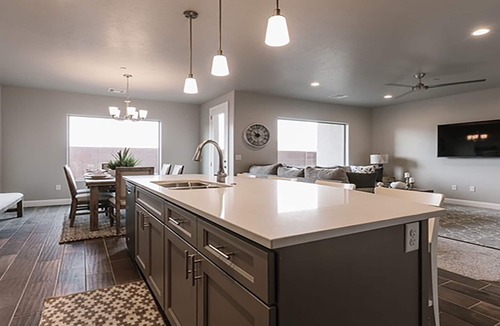 Hurricane House | Zion Village Retreat *POOL is OPEN *PORCH VIEWS, SLEEPS 11