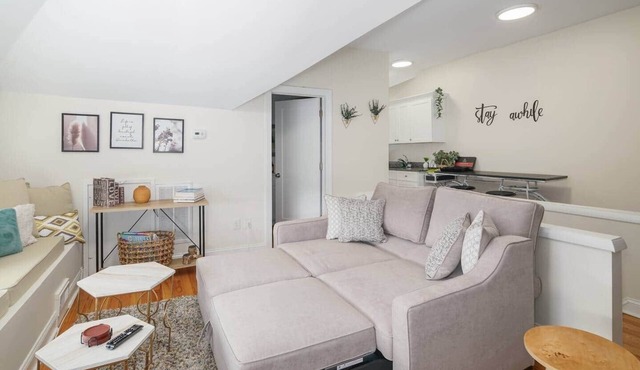1 Bdrm Apt for Perfect Lil Getaway w/Free Parking