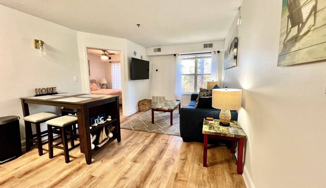 1 BR Walk to Shops, pool & Restaurants, 5 min to Beautiful Beaches! Full Kitchen