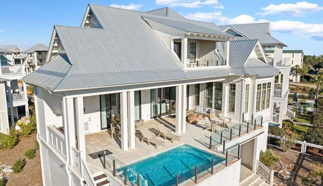 1 HOUSE OFF THE BEACH! Private Pool, LSV/Golf Cart, Bikes, Games, Gym! Sleeps 22!