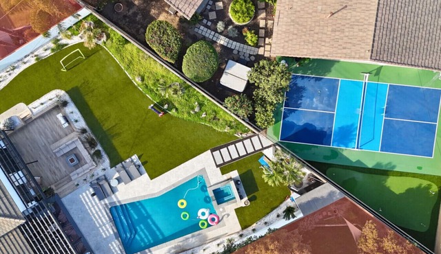10-Bedroom Retreat w/Theater, Pickleball & Pool
