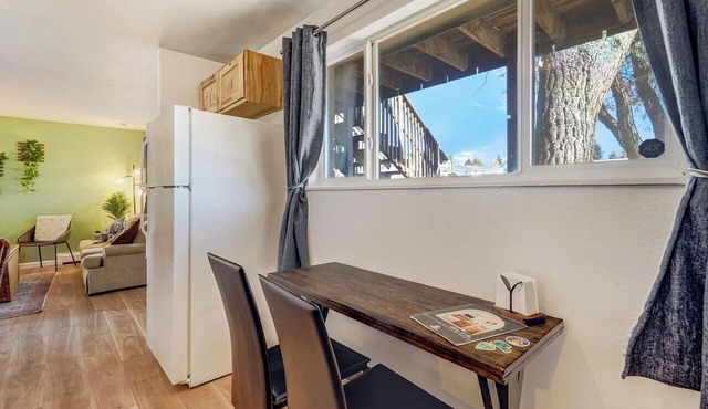 180° Mountain Range Views and Centrally Located
