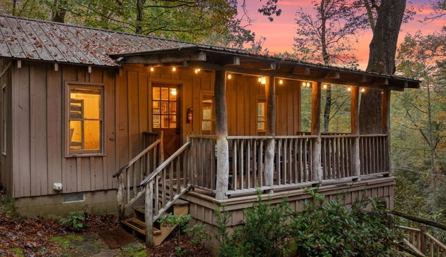 1930's Highlands Hideaway, Restored Cozy Cabin, Dog Friendly, Fiber Optic WI-FI