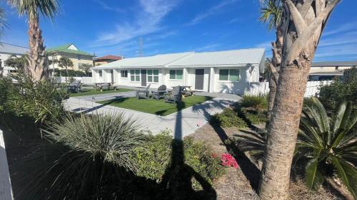 2 BR 2 BA Beach Cottage Pickleball Fun
