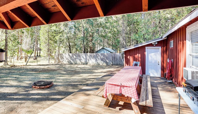 < 2 Mi to Trinity Lake: NorCal Getaway w/BBQ in Trinity Center