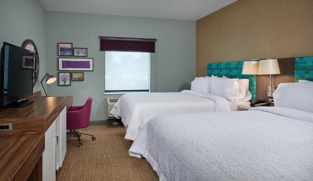2 Stylish Rooms w/Indoor Pool, Free Breakfast & Close to Ski Lifts + Cafes