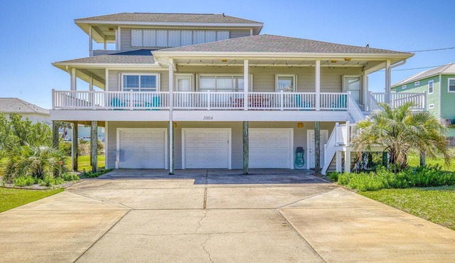 20% Off! Beautiful 4 Bdrm home steps to the beach/Sleeps 10/Pet Friendly too!