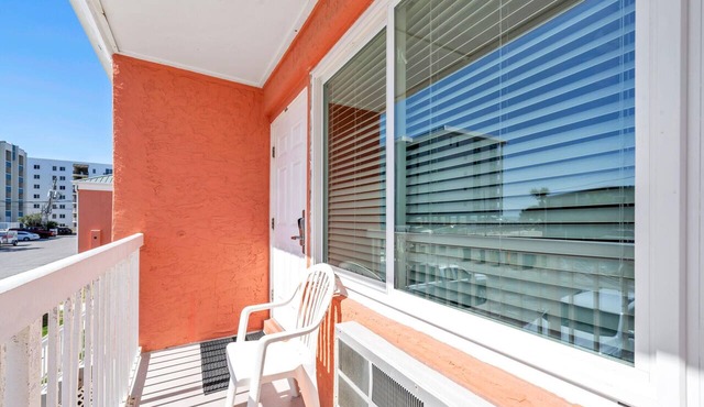 202 Tropical Isle Studio Suite- Steps to Beach! AUG SALE