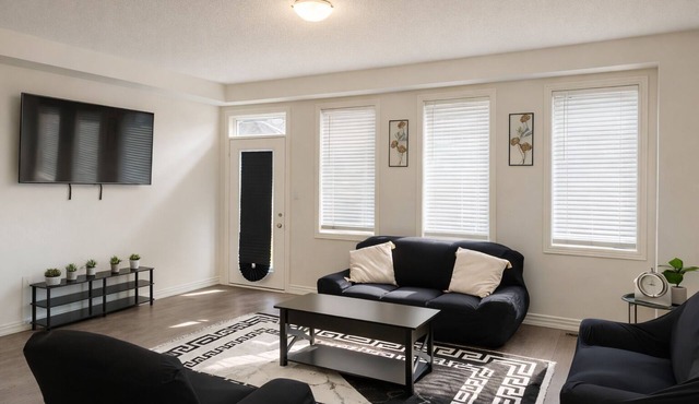 2024-Built Spacious & Stylish 3BR Cambridge Home—8 mins to African Lion Safari! in Cambridge