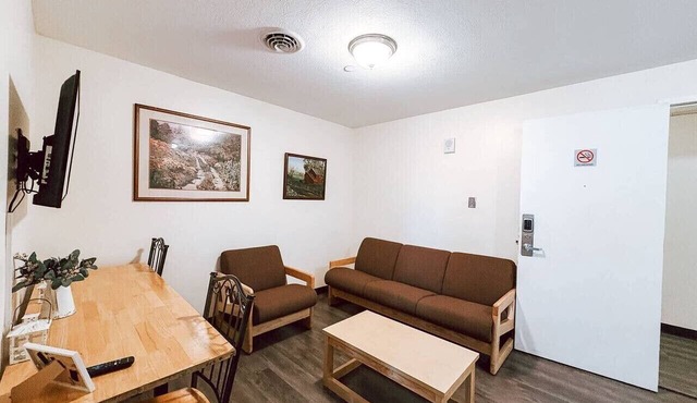 2BR 2BA Downtown Apt | Spacious + Walkable