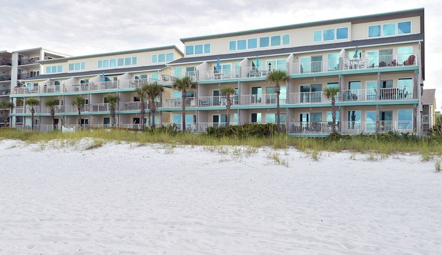 2BR on the beach, beautiful pool, quiet low-rise