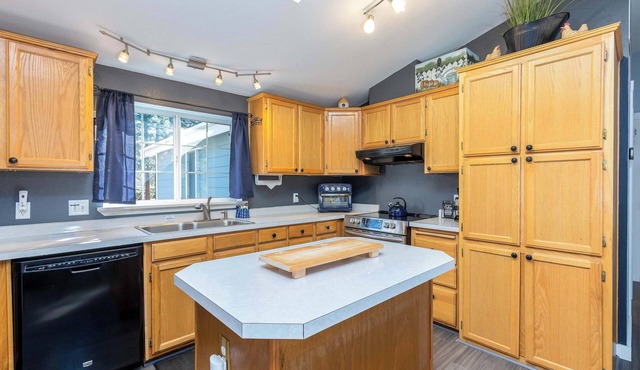 3 Bedroom Bend Getaway W/Hot Tub & Games