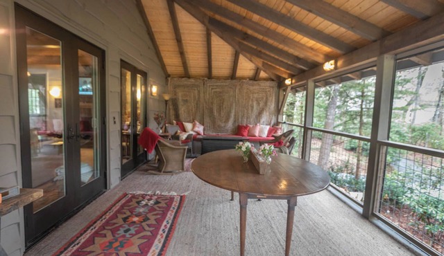 3-Bedroom House with Spacious Outdoor Living area in Mirror Lake neighborhood
