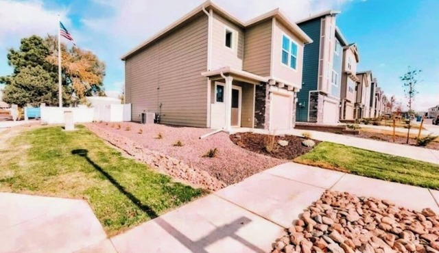 3 min to Airport Gates Pet Friendly Townhouse