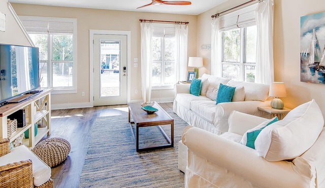 3 Mins Walk to Beach, Pool, Wraparound Porch, + Free Attraction Tickets!