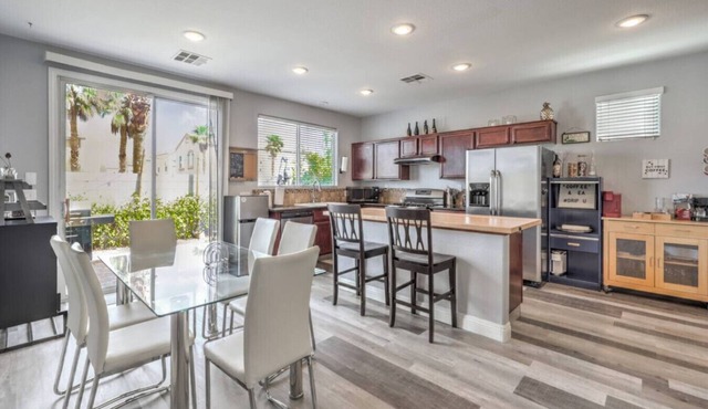 3BR SW Vegas, Projector King Suite, Full Kitchen