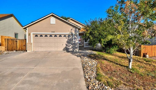 4 BED/2 BATH; Sleeps 10! CO Springs- fenced yard, pets w/fee, Great for Families
