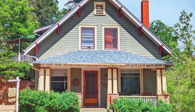 4 Bed 4 Bath House: steps to Downtown Manitou Springs