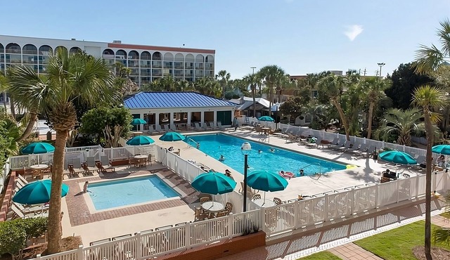 4 Breezy Beachside Rooms with Outdoor Pool Near Wild Willy's Adventure Zone