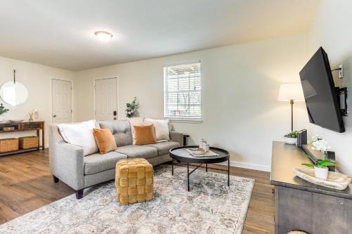4 Mi to Dtwn: Dog-Friendly Fayetteville Home