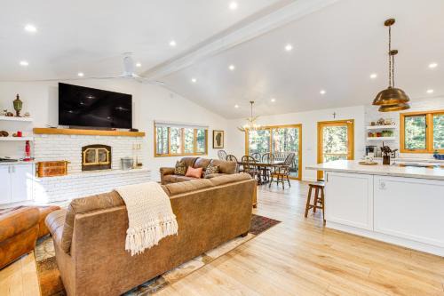 4 Mi to Slopes: Family-Friendly Stateline Home!