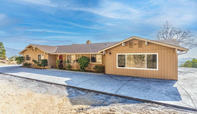 5 Bedrooms &3 Bathrooms House spacious living room and amazing View of Oakhurst