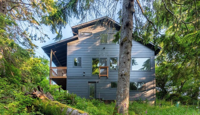 5 min walk to beach. Gorgeous outdoor sauna, stylish interior, pet friendly.