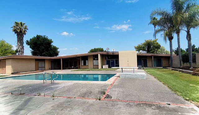 6,000 Sq Ft Country Home with Large Swimming Pool — Private Hideaway