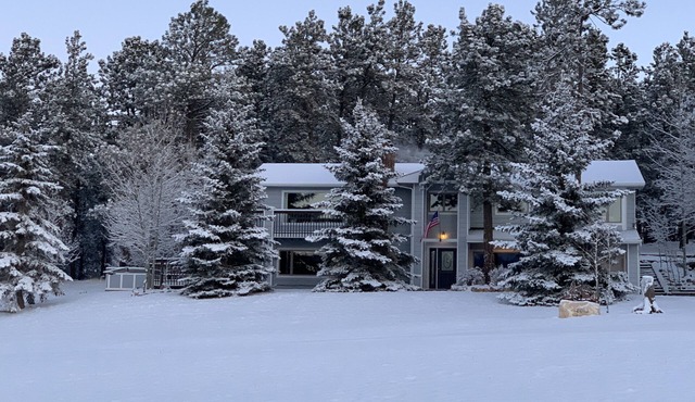 6 acres, Hot tub, Pikes Peak ⛰ View, Sleeps 8