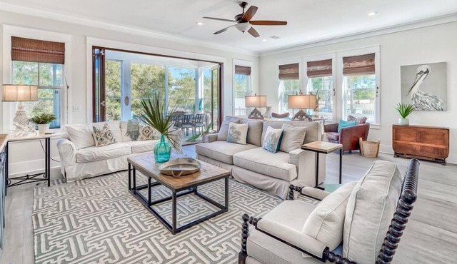 600+ FREE Activities / Sand Dollar Retreat / Huge Screened Porch / Steps to Pool / 4 Bikes