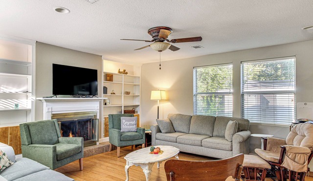 7 Mi to Pensacola Beach: Home w/Pet-Friendly Yard