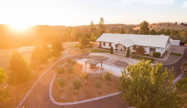 82 acre Mountain Retreat w/Pool & Spa near Yosemite sleeps 14