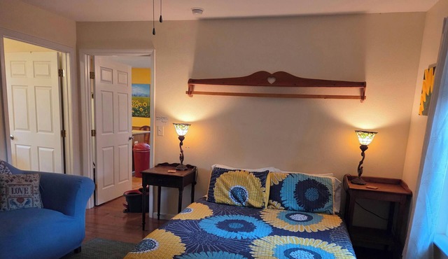 A cozy and private large 1 bedroom Cottage attached to main house