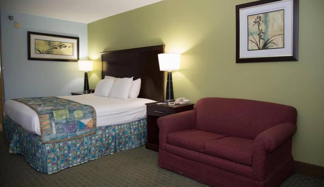 Affordable Room Minutes to Wild Willy's Adventure Zone | Free On-site Parking