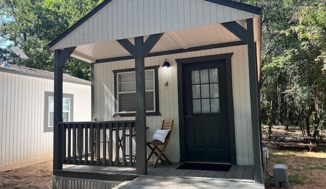 Allie Rose/Tiny house Lake Athens/Canton Trade Days