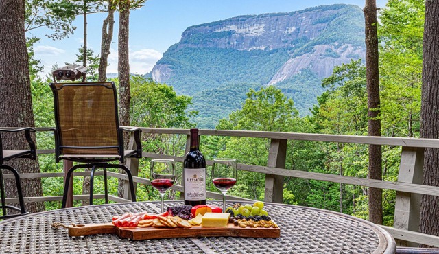 Amazing Mt Views, Hot Tub, Trails, Fire Pit on 10 acres, 4 miles to Cashiers!