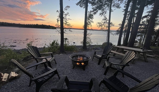 Bar Harbor Oceanfront Log Cabin 10 min to Acadia National Park