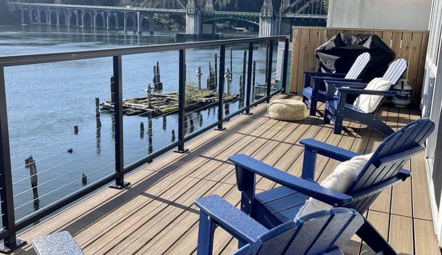Bay Window River Views Private Deck In the heart of Old Town
