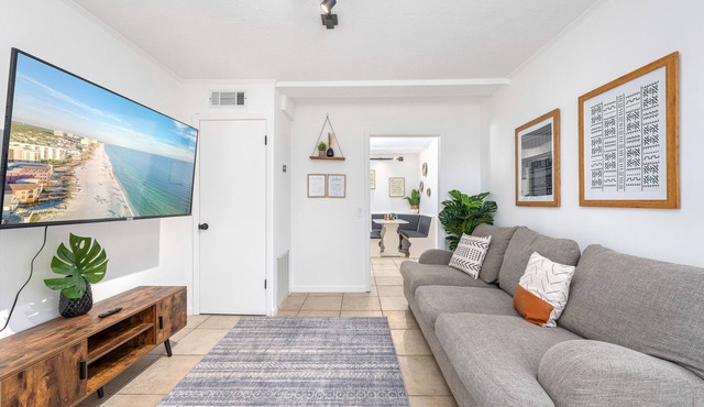 Beach Cottage FOR 6 🏖Walk 2 Beach🏖 w/KING BED & Putting Green -Pets Welcomed!