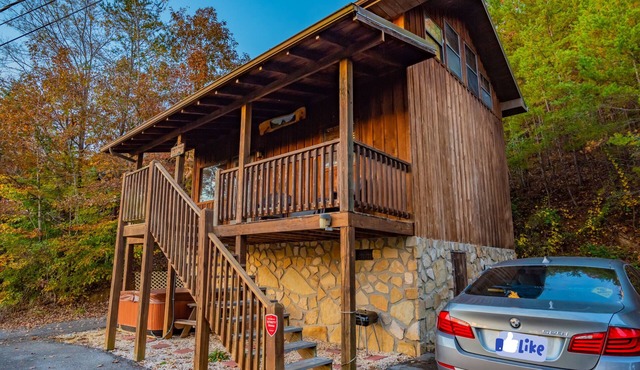 Bear cave cabin 2bd/2bth/HOT TUB
