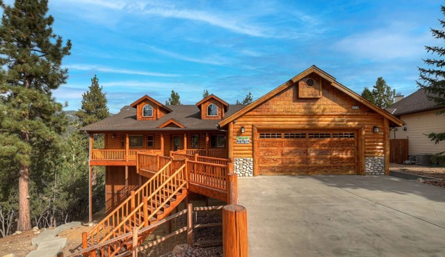 Bear Pause By Destination Big Bear: Castle Glen Estates Log Cabin Home! PET FRIENDLY! Fully Fenced! Pool Table! HOT TUB! Boarders Eagle Preserve!