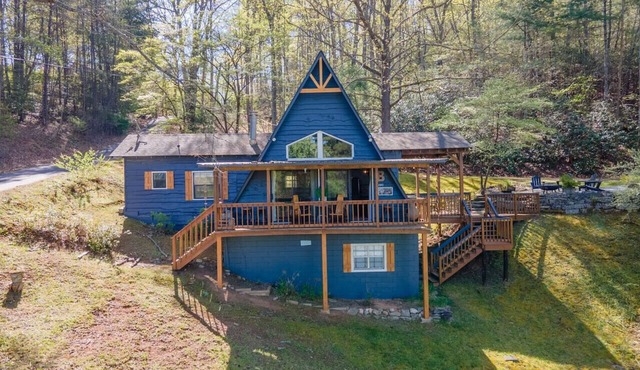 Bear's Den Chalet Perfect Mountain Home in Franklin