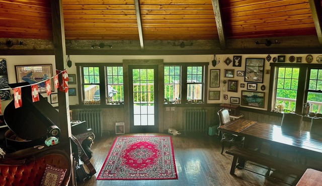 Beautiful custom octagon chalet close to the Kilcher homestead.